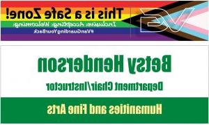 骄傲办公室的牌子上写着“这里是安全区!“包容、接受、欢迎#前卫你的背. 这个例子是针对Betsy Henderson，系主任/讲师. 人文与美术